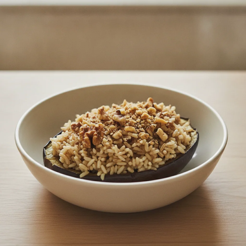 Berinjela recheada de arroz integral e nozes