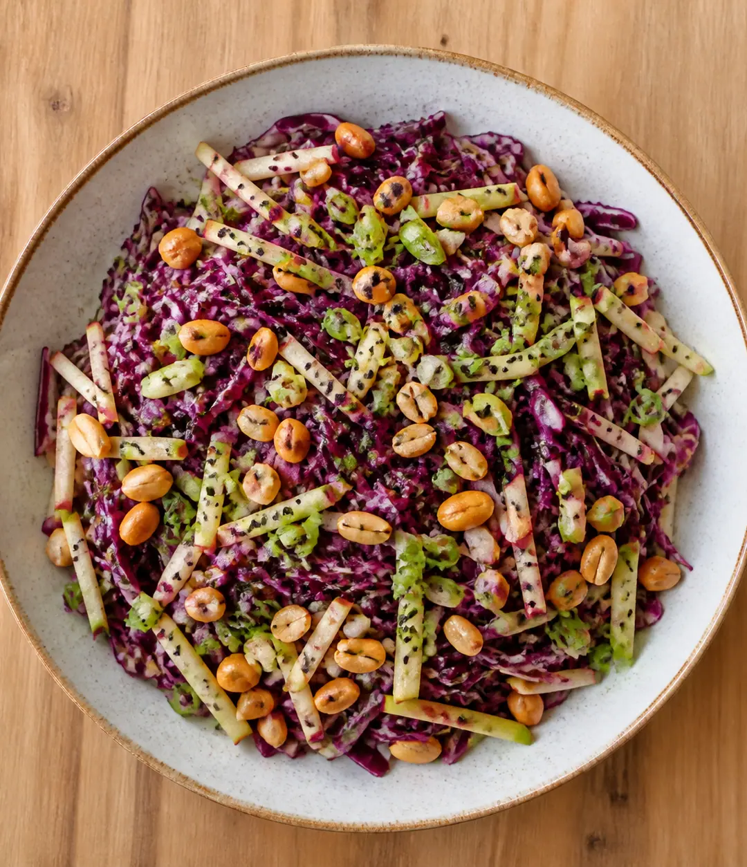 Repolho roxo, maçã verde e amendoim com missô