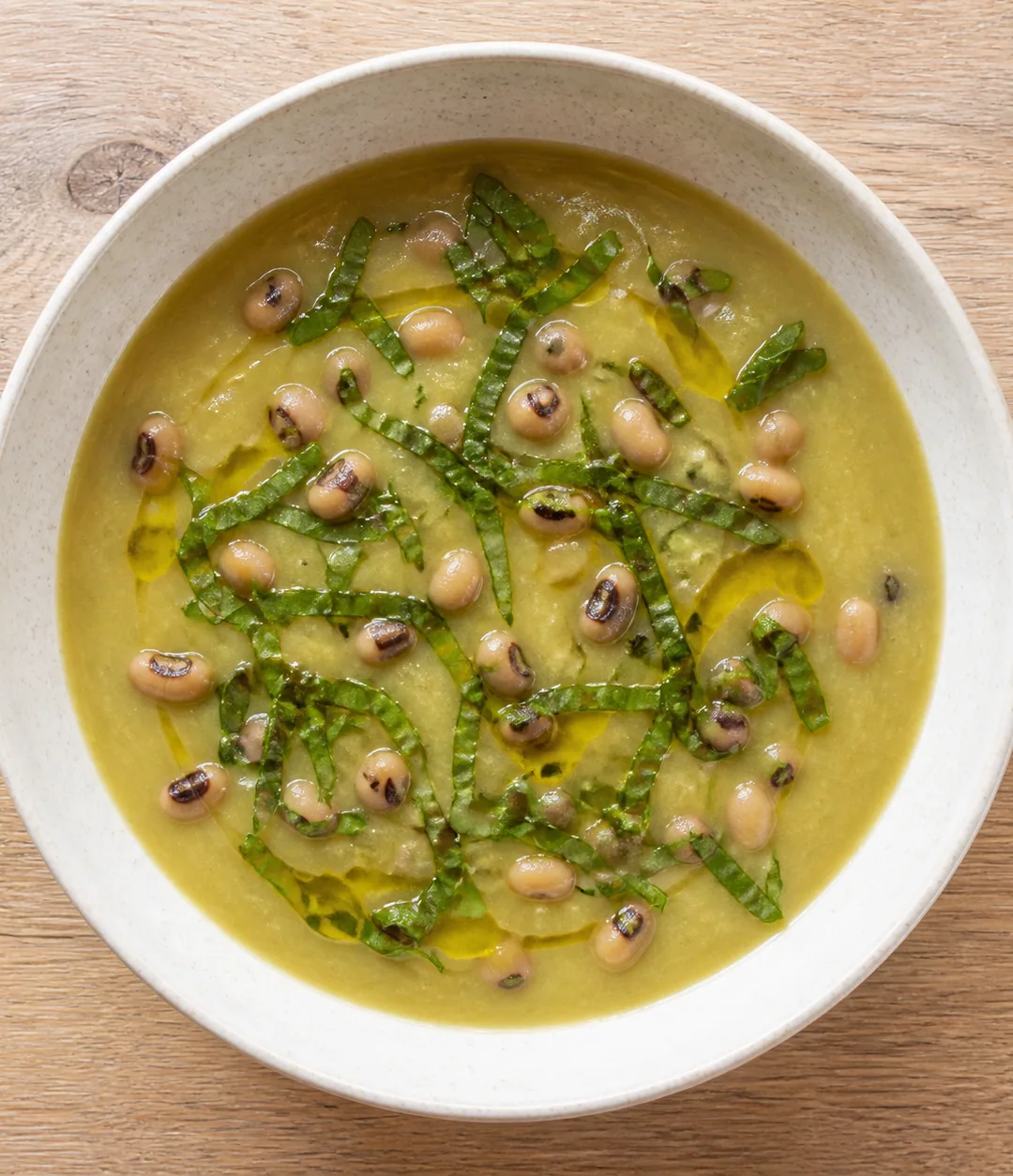 Caldo verde de couve, mandioquinha e feijão-fradinho