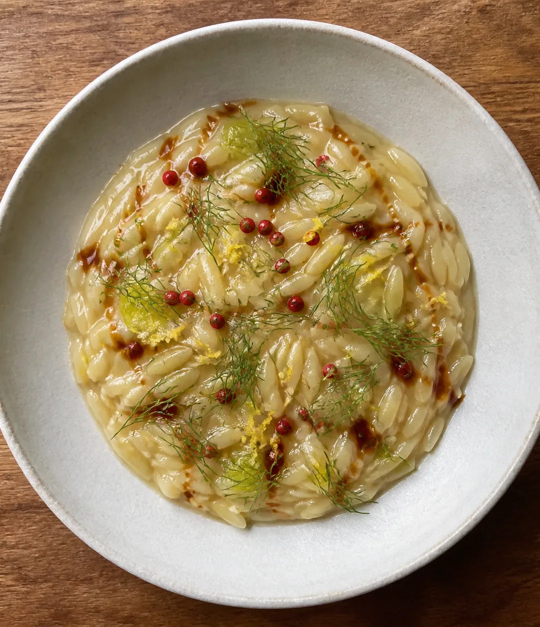 Orzo cremoso de alho-poró, erva-doce e limão