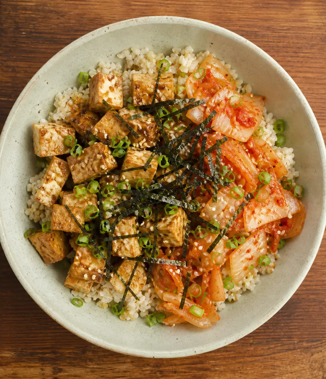 Bowl de arroz integral, tofu e kimchi suave