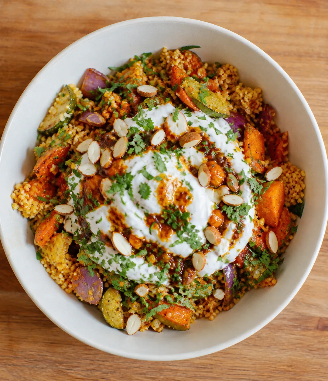 Bowl de cuscuz marroquino, legumes e harissa