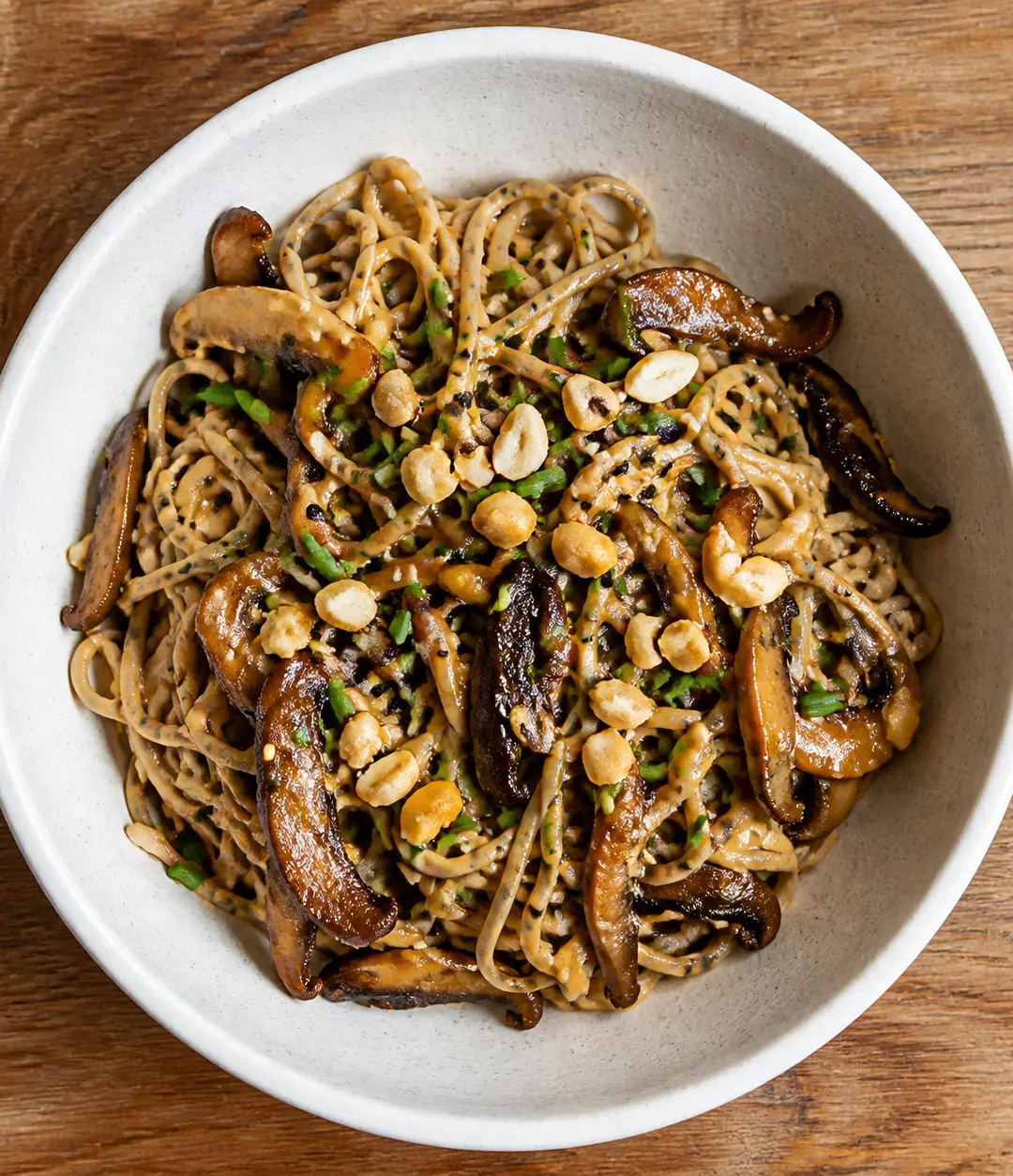 Bowl de soba, cogumelos e molho de amendoim
