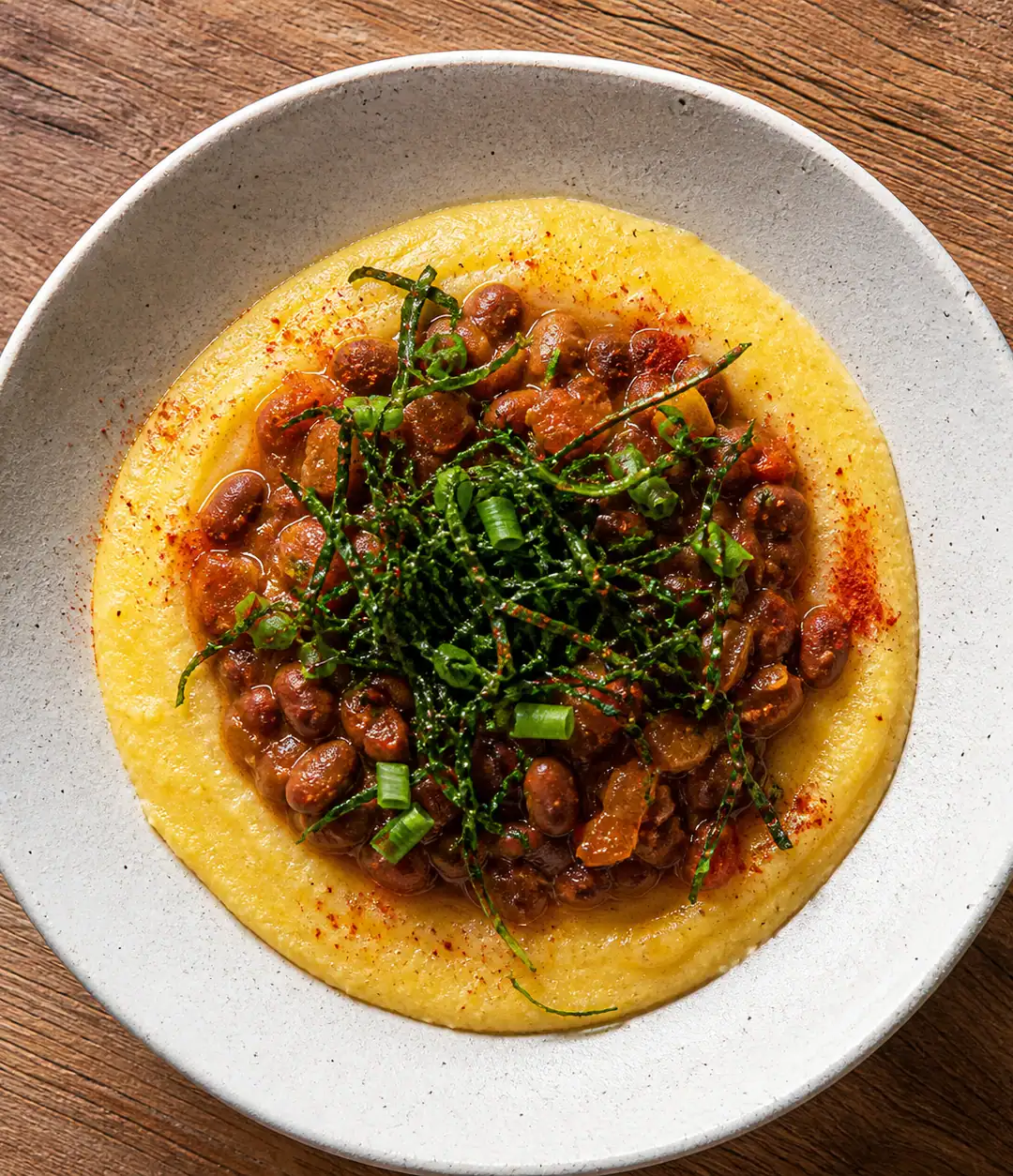 Bowl de polenta, ragu de feijão e couve crocante