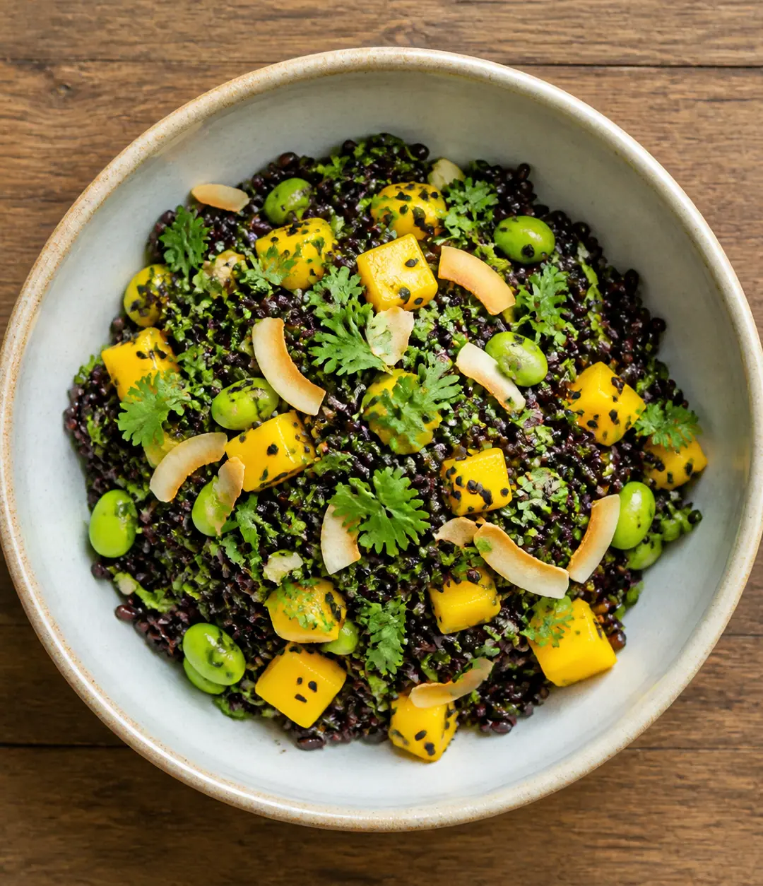 Bowl tropical de arroz negro, manga e edamame