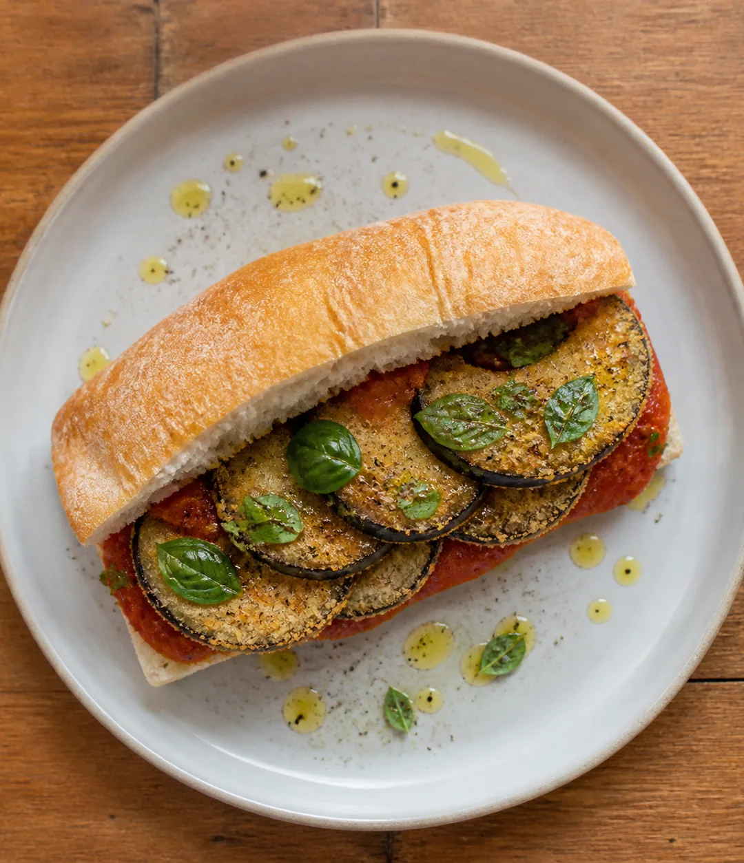 Sanduíche de berinjela empanada e molho de tomate