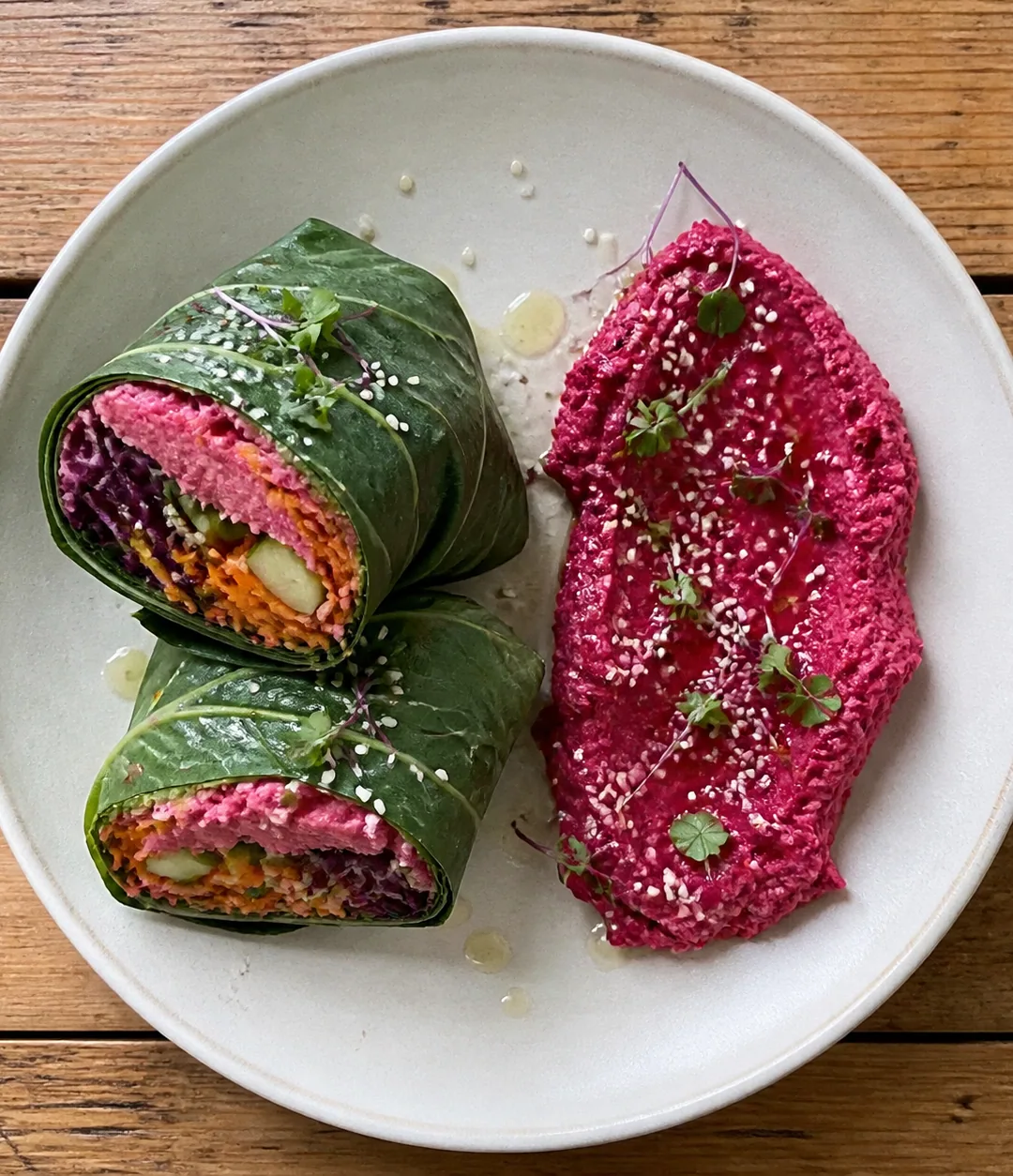 Wrap de couve, homus de beterraba e sementes