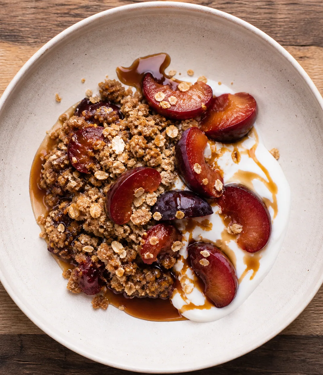 Crumble de ameixa, gengibre e aveia