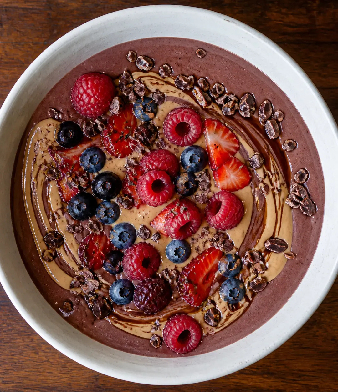 Smoothie de frutas vermelhas, tahine e cacau