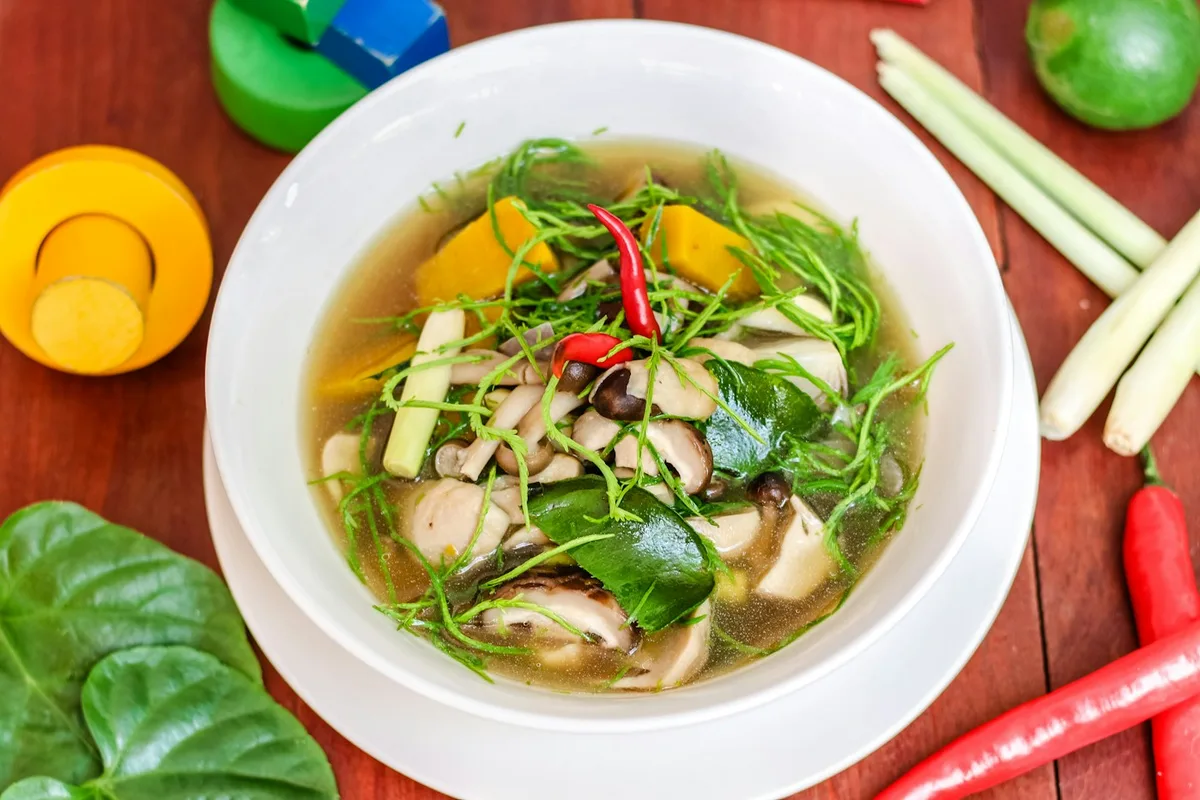 Sopa de shiitake com capim-limão e tofu grelhado