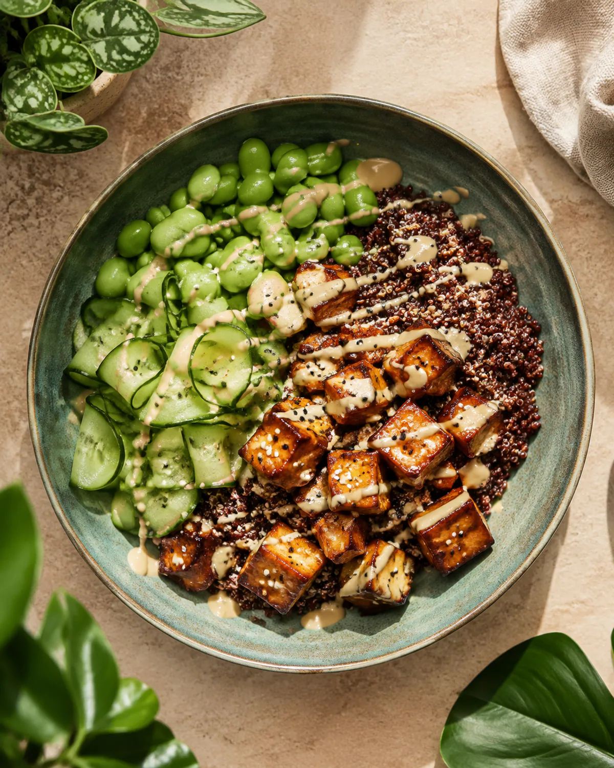 Bowl de quinoa vermelha com tofu laqueado, edamame e tahine