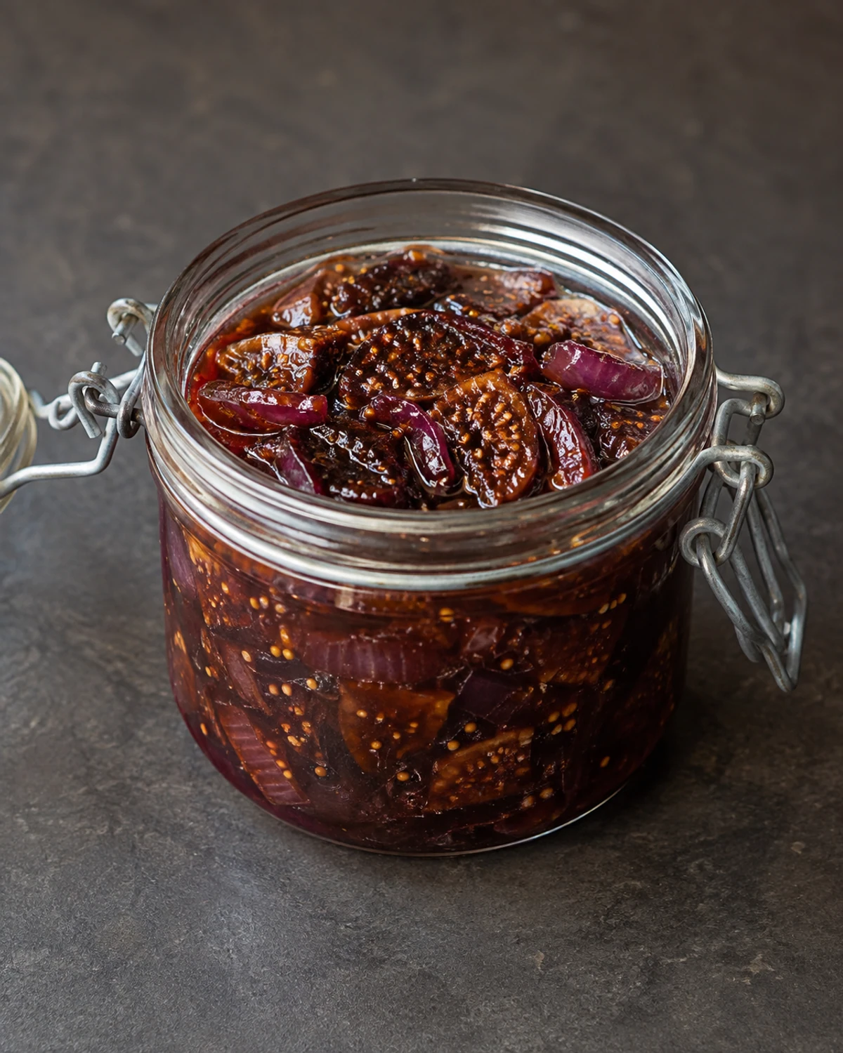 Chutney agridoce de figo seco com cebola roxa e vinagre balsâmico