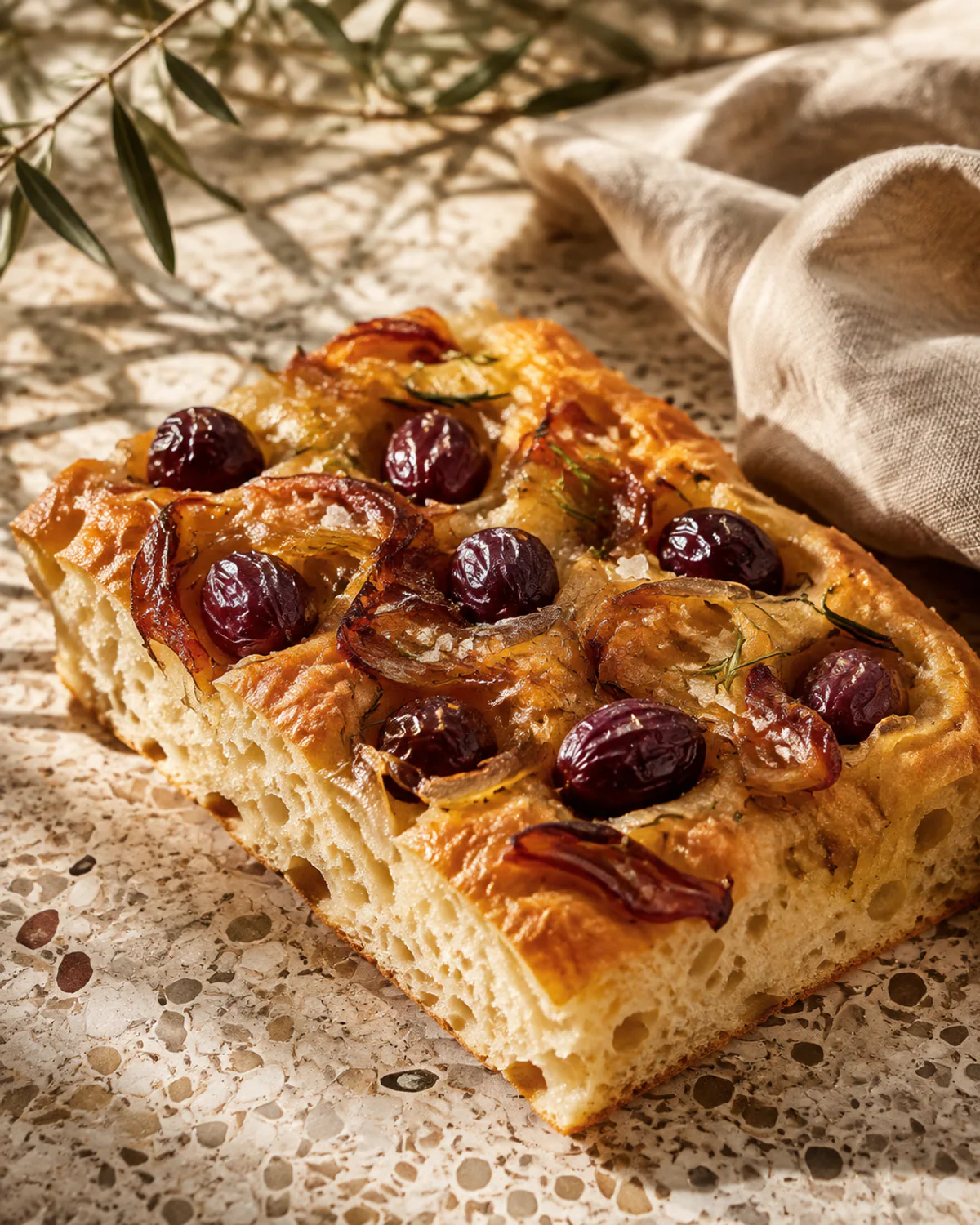 Focaccia de uva-roxa, alecrim e cebola caramelizada
