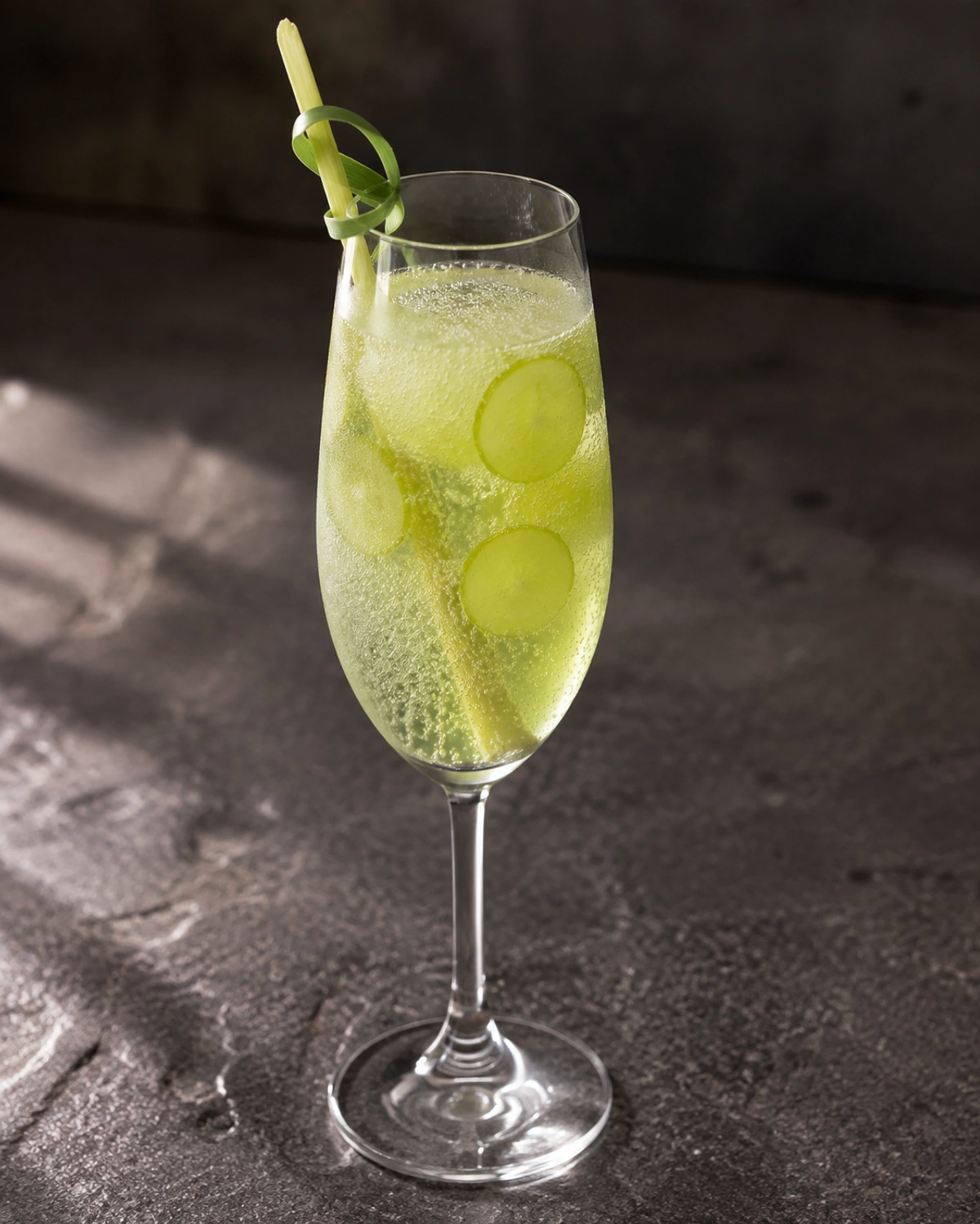 Mocktail espumante de uva verde com capim santo e água tônica artesanal