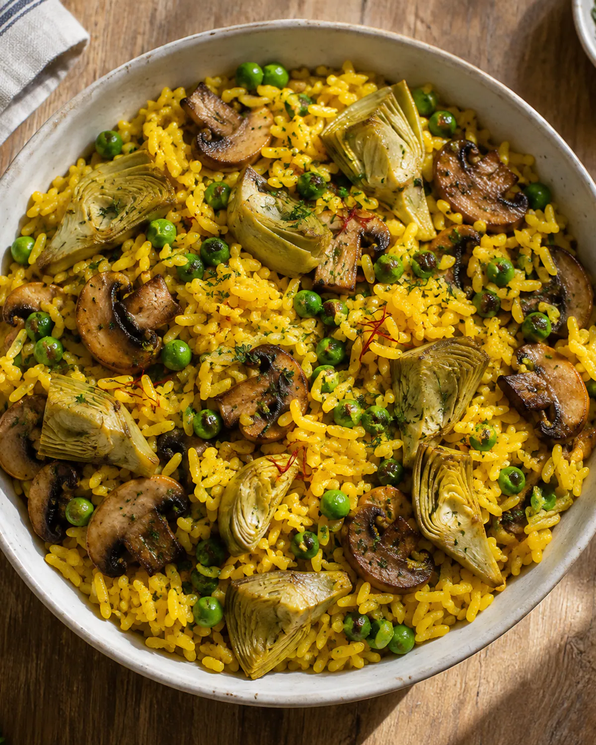Paella vegetal de cogumelos, alcachofra e açafrão