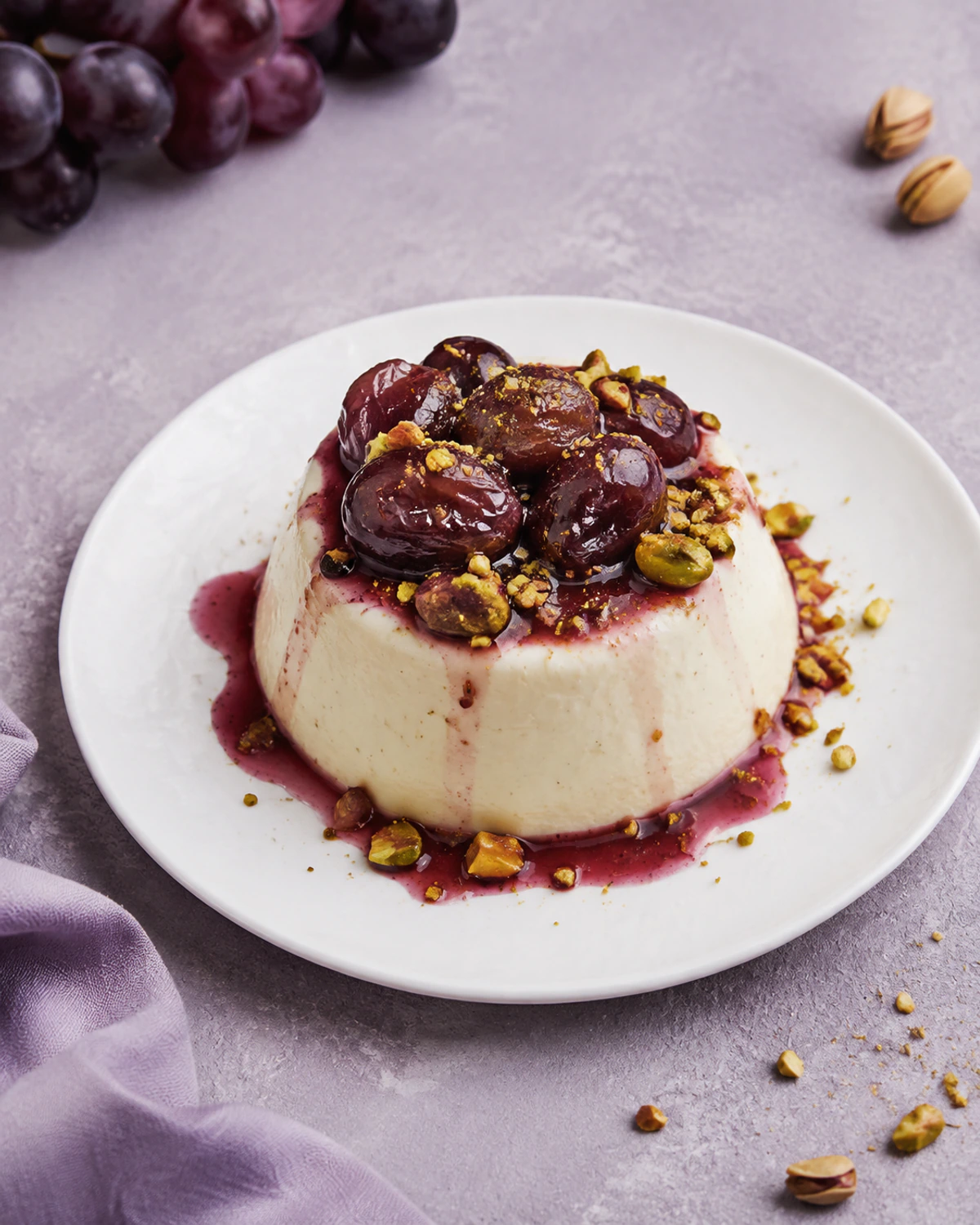 Panna cotta de iogurte com baunilha, uvas assadas e pistache