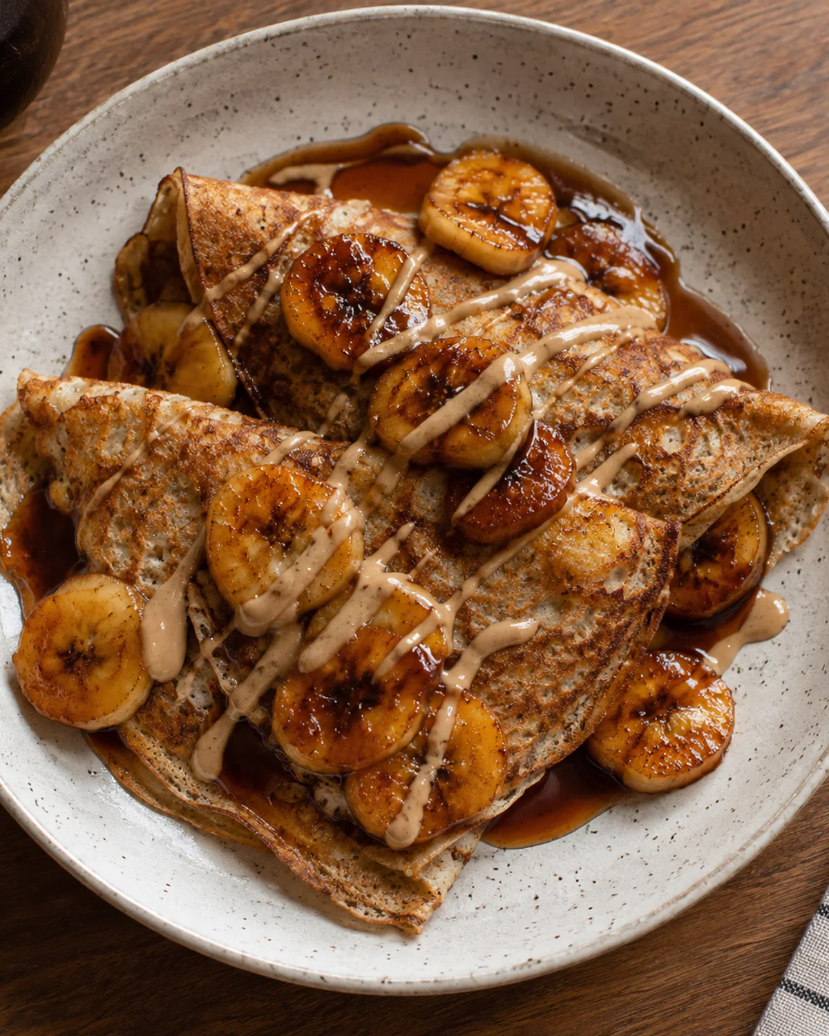 Panqueca de inhame com banana caramelizada e tahine