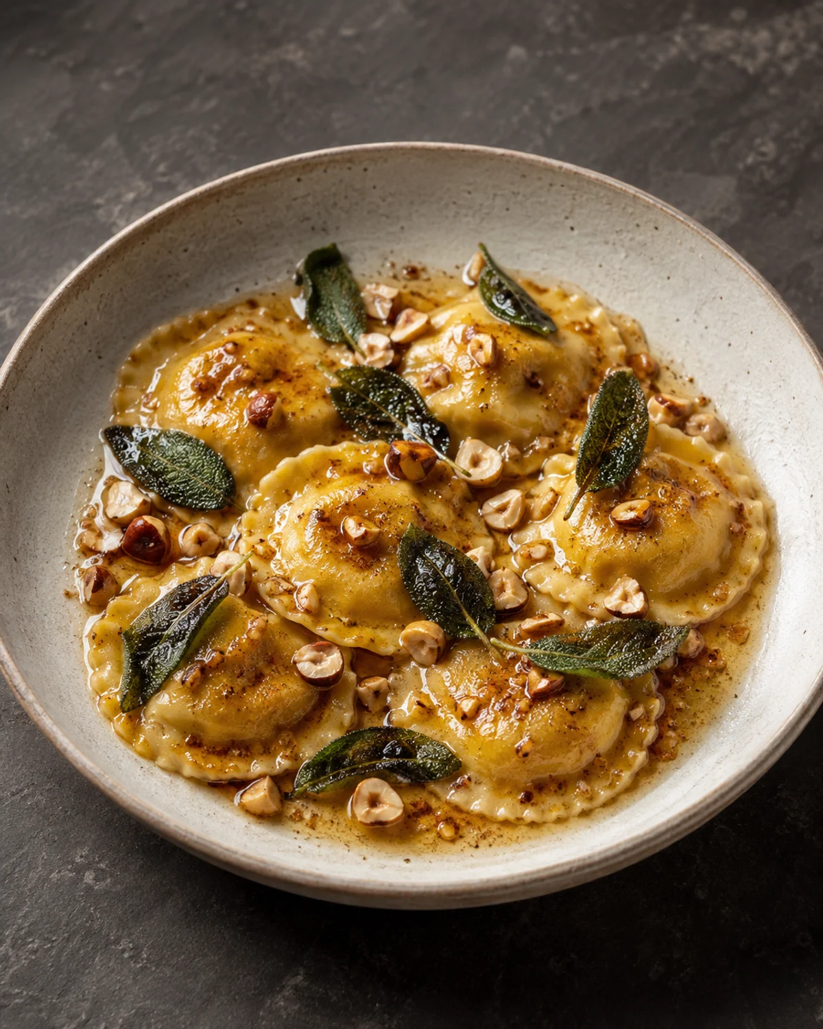 Ravioli de abóbora com manteiga de sálvia tostada e avelãs