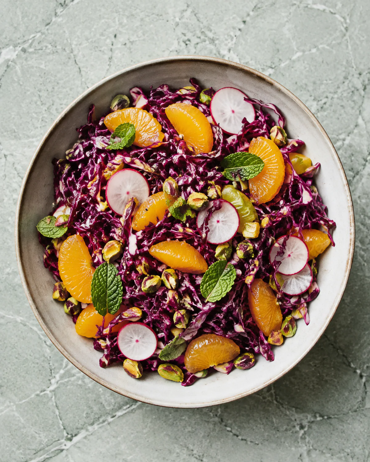 Salada crocante de repolho-roxo, laranja e pistache
