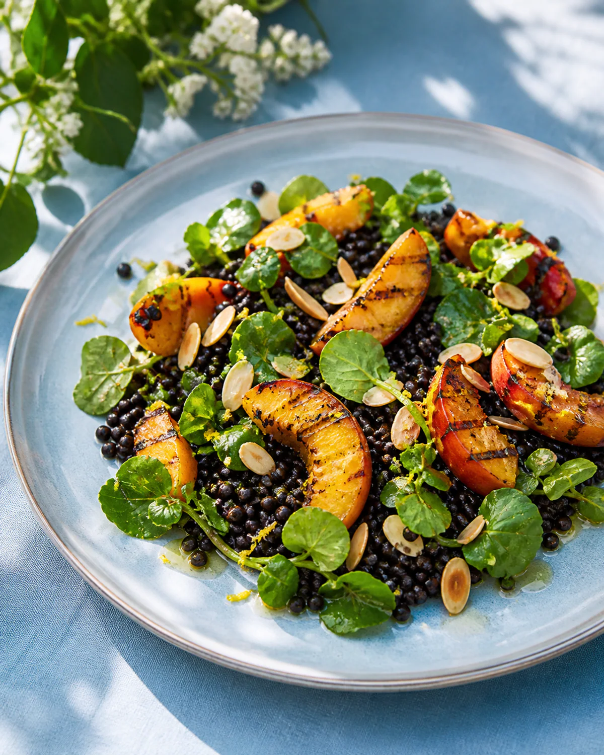 Salada de lentilha beluga com pêssego grelhado e amêndoas