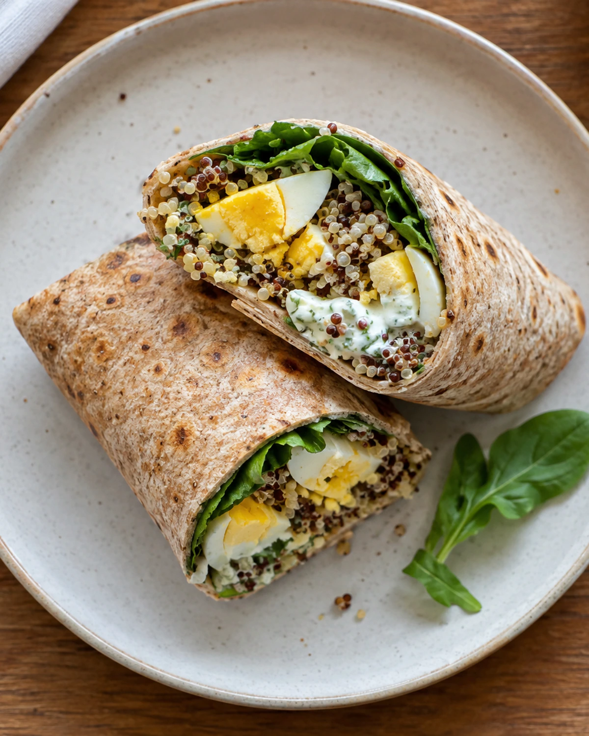 Wrap integral de quinoa, ovo cozido e molho de iogurte vegetal